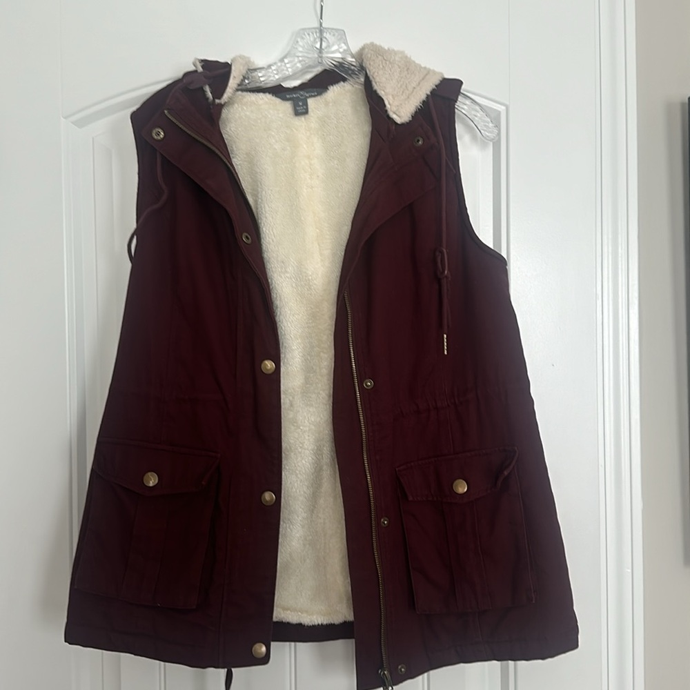 Fleece lined outdoor vest with detachable hood, two pockets. Size M burgundy.